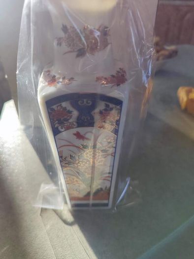 Vintage Chinese Porcelain Vase w/ Flowers .