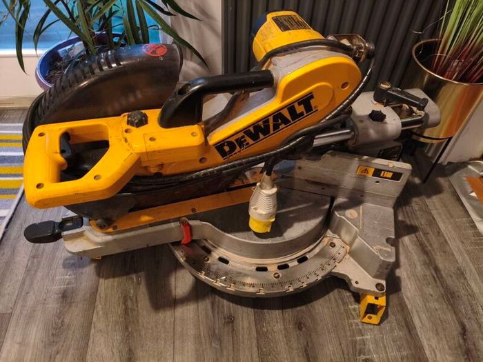 DeWalt 12 inch 110v chop saw with big DeWalt stand