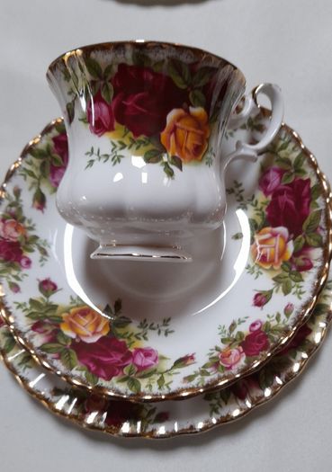 Royal Albert "Country Roses " trio