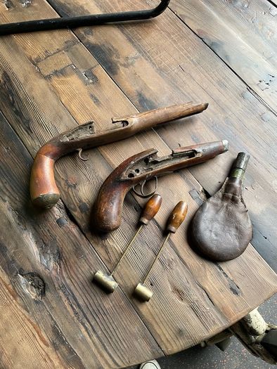 A sundry lot of military collectables.