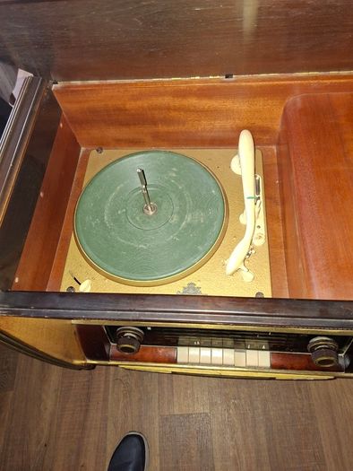 Large Antique Valve Radio and Record Player with Magic Eye, Beautiful Furniture, Collection Only. I got channels on the radio