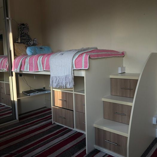 Fitted teenager bedroom furniture