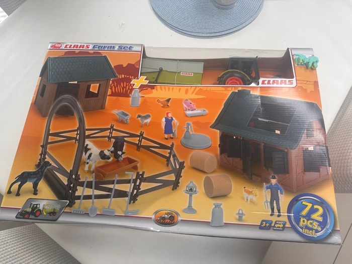 Farm and tractor play set 72pcs BNIB