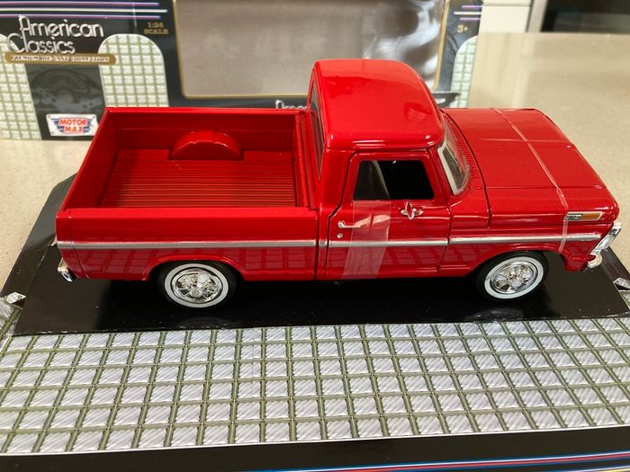 Ford F-100 Pickup Truck Year 1969 MotorMax 1/24
