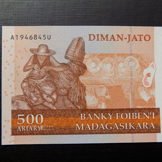 Madagascar 2004.Lot of 3 Uncirculated Banknotes.