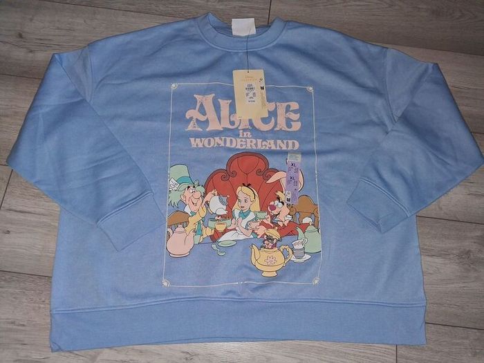 x2 Bundle - Brand New Disney Alice In Wonderland Jumper - RRP - 12.00 & Dunnes Stores Straight Fit T-Shirt - Size - XL