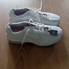 Golf shoes