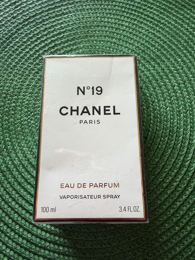 CHANEL No19.  100ml parfum for her