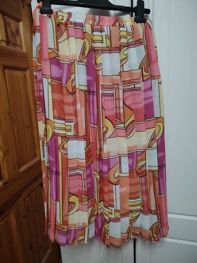 All round pleated skirt