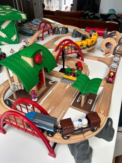 Brio Deluxe Train Railway Set with extra BRIO BT016 train