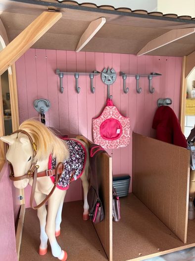 Our generation stables with two horses and accessories seen in photos