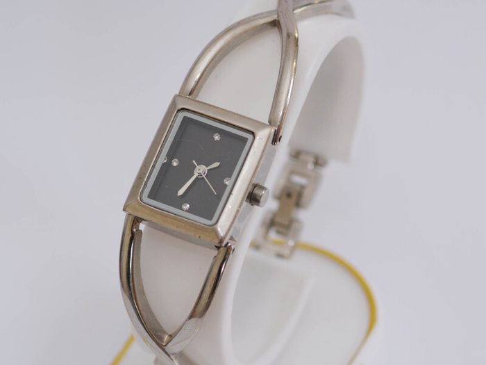 Vintage Avon Ladies Quartz Watch