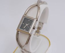 Vintage Avon Ladies Quartz Watch