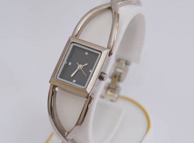 Vintage Avon Ladies Quartz Watch