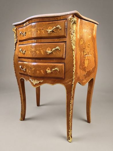 Pair of Mahogany and Kingwood Veneer Bombe Bedside Lockers / Nightstands