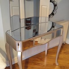 Vintage style vanity table