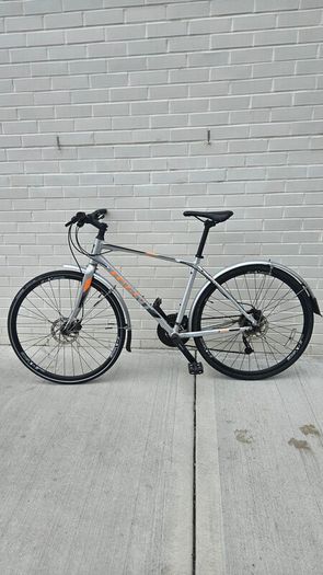 Giant Escape 2 Disc Hybrid Bike