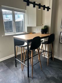High Bar Table - 4x Leather Stools