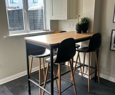 High Bar Table - 4x Leather Stools