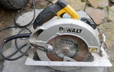 DEWALT 110V Circular Saw, 7-1/4 inch, Pivoting with up to 57 Degree Bevel, Corded (DWE575SB)