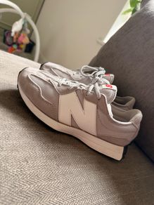 New Balance 327s UK4