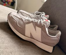 New Balance 327s UK4
