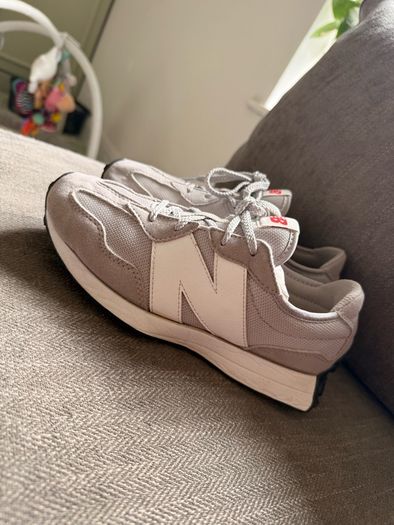 New Balance 327s UK4
