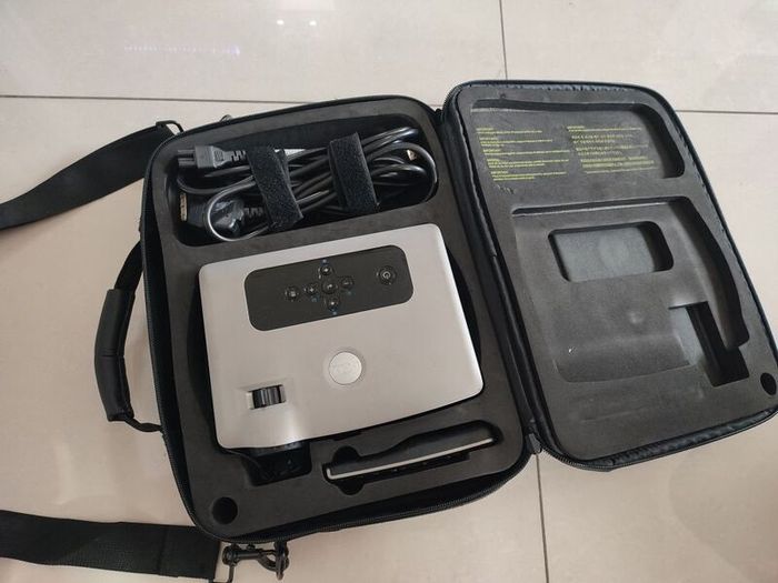 Dell DLP projector with carry case