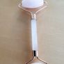 Rose quartz facial roller Image 2