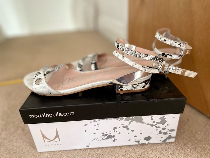 Moda in Pelle sandals like new size 4