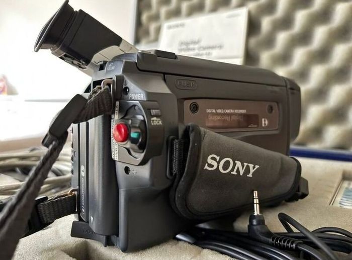 Sony Digital 8 Video Camera DCR-TRV420E