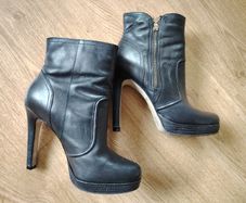 Black Shoes   Size 6