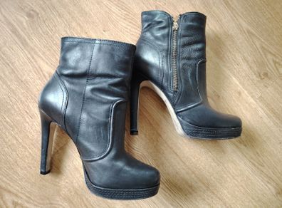 Black Shoes   Size 6