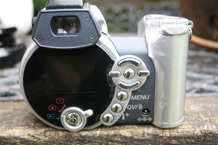 Konica Minolta Dimage Z2 4MP Digital Camera 10x Optical Zoom