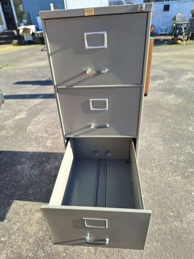 Four drawer metal filing cabinet with key