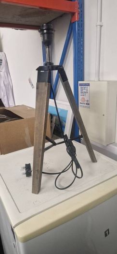 Tripod table lamp