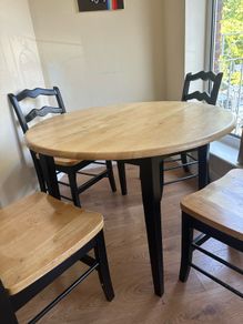 Round table and chairs x4