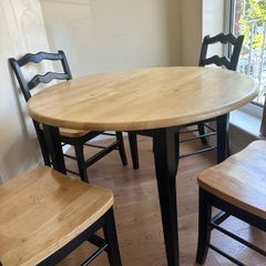 Round table and chairs x4