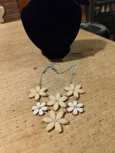 vintage floral piece necklace featuring white, petal-like elements. arranged in a daisy like pattern. Like new