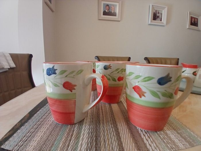 5 x mugs plus sugar bowl and jug
