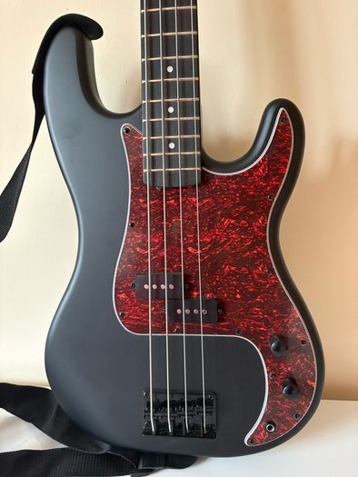 bass guitar and amplifier Harley Benton