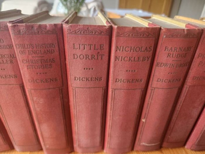 Charles Dickens Set Of 16 Hardback With Many Different Illustrators. See Photos For Same.this Is An Nice Set In Good Condition Featuring Over 20 Of His Famous Novels. See Photos For Same.