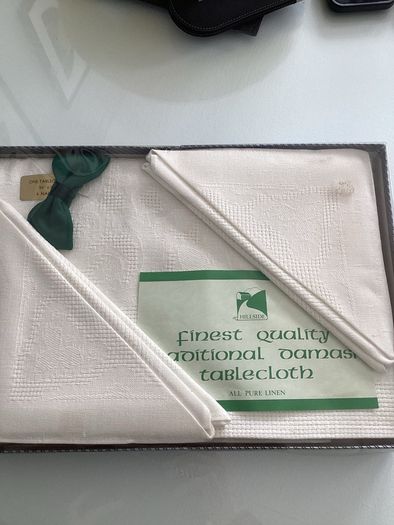 Vintage boxed pure linen tablecloth and 6 napkins