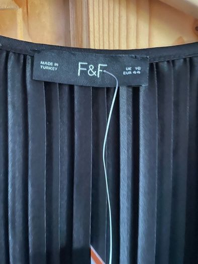 F&F ladies sleeveless black pleated top