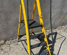 Youngman Podium Ladder