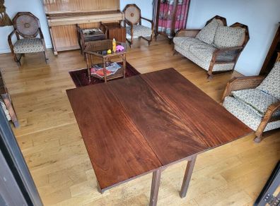 Drop leaf table