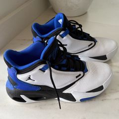 Air Jordan Max Aura 4