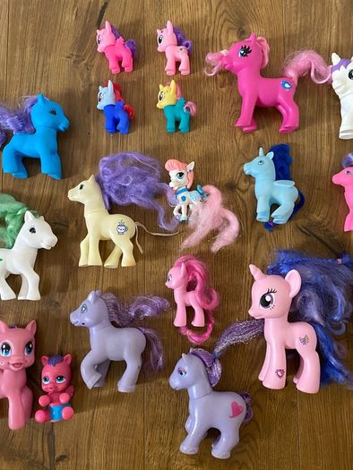 Bundle of 25 Kids Pony Toys / Figures