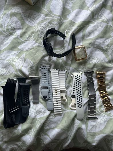 Apple Watch SE GEN 2 with 10 straps + charger