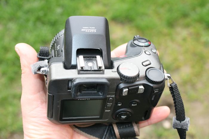 Fujifilm Finepix S602 Zoom 3.1MP Point & Shoot Digital Camera 6x Optical Zoom